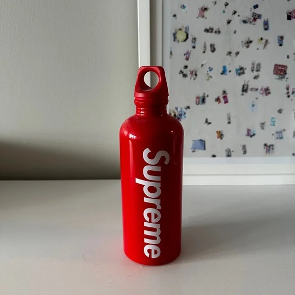 New Deadstock Supreme SIGG Traveller .6L Water Bottle Red Box Logo - Picture 3 of 5